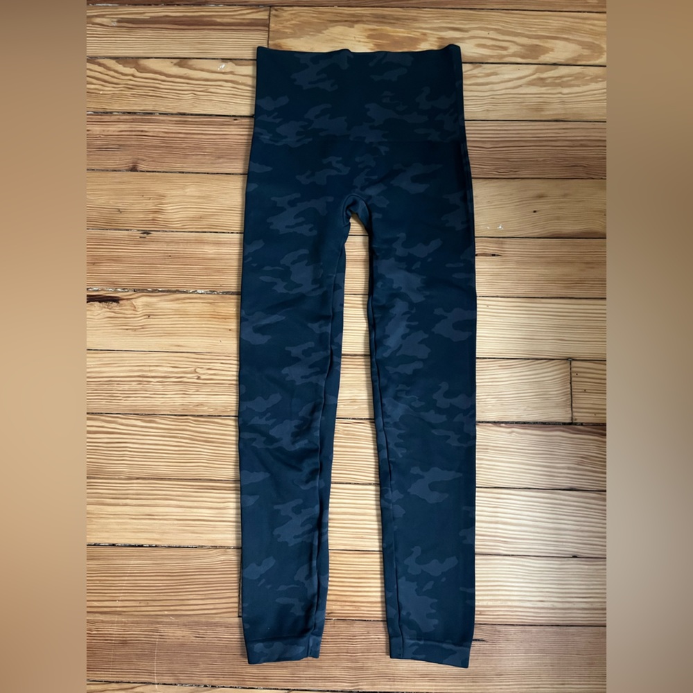 Spanx Look At Me Now Gray Camo Seamless Leggings Size Medium